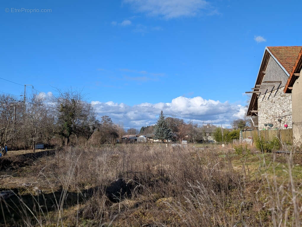 Terrain à PERS-JUSSY
