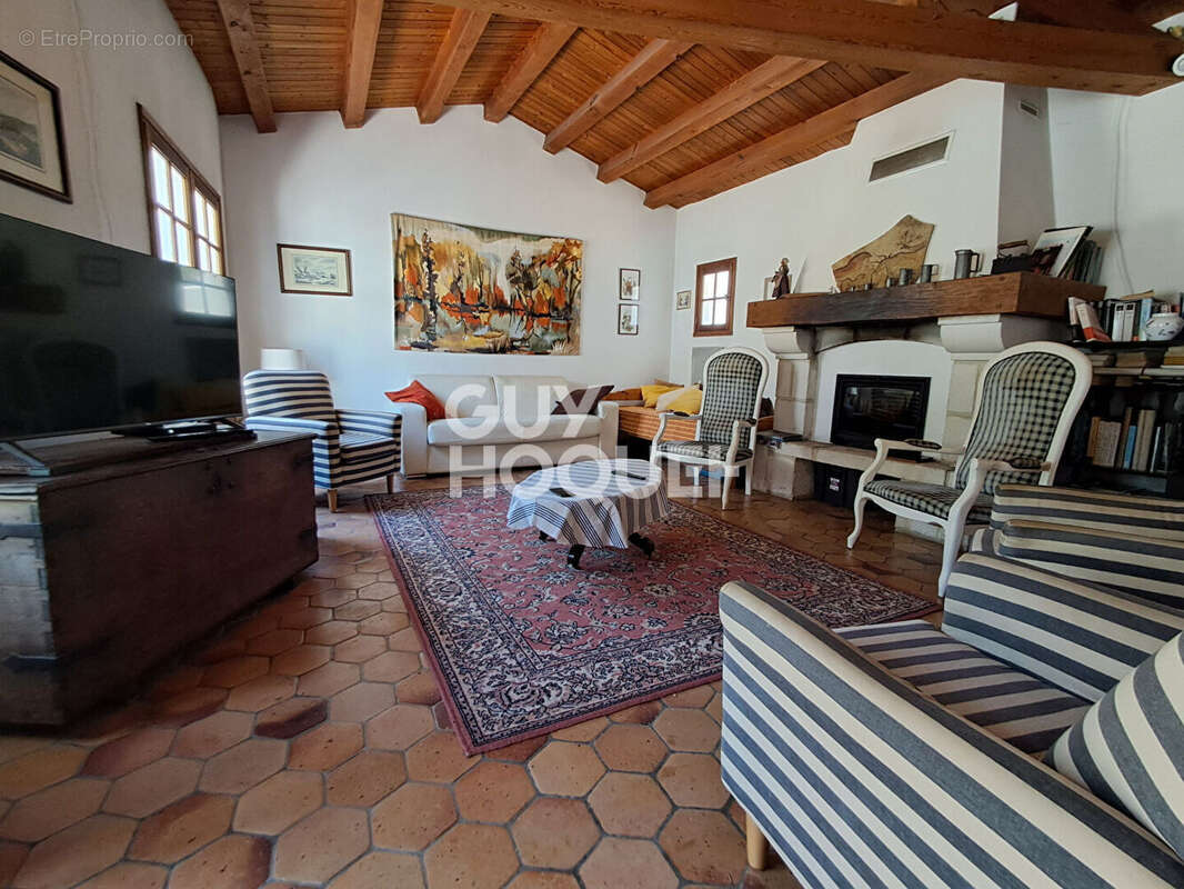 Maison à vendre à La Flotte - 5 pièces, piscine, grand terrain - photo 3