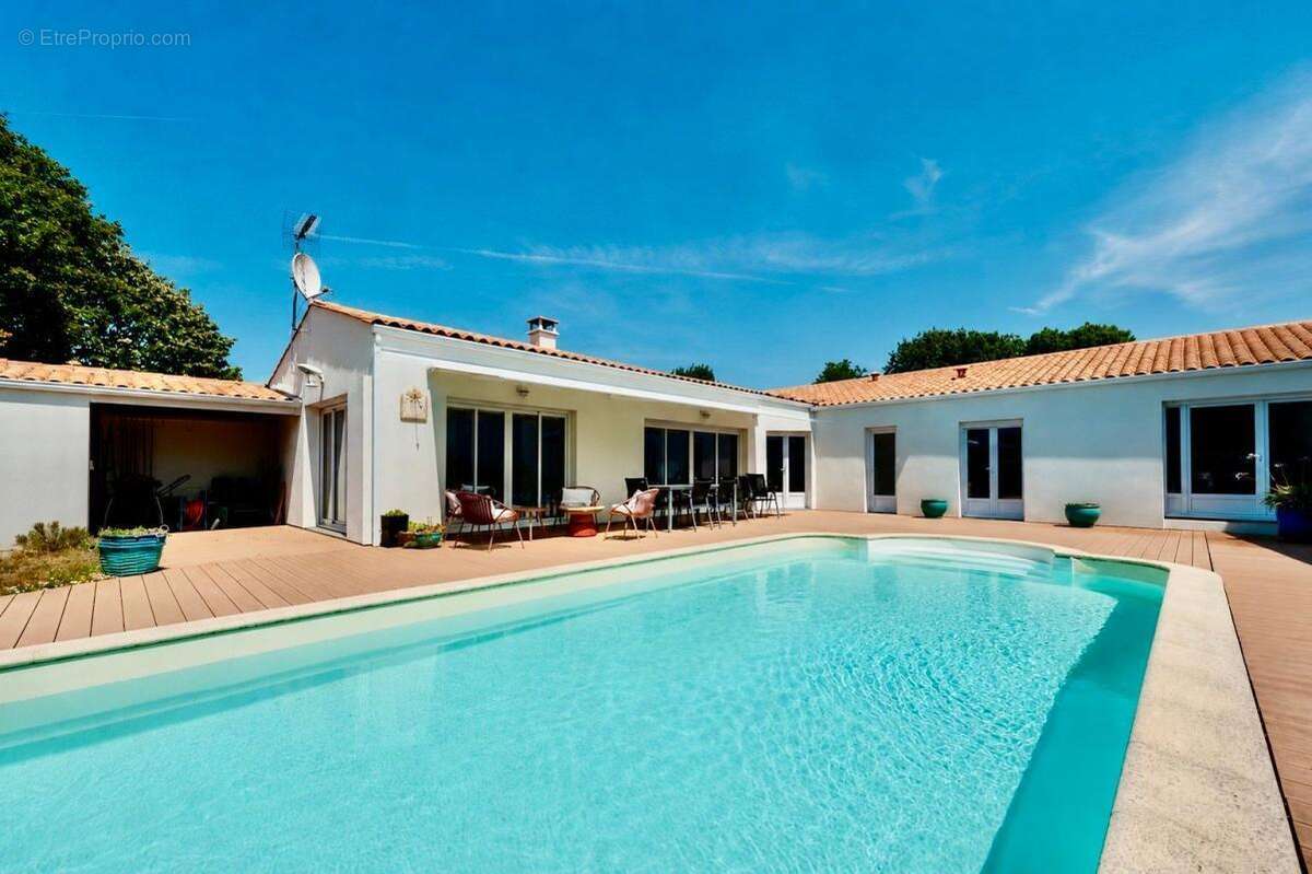 Nieul sur Mer - Maison plain-pied 153 m² - 4 chambres - garage - piscine - photo 13