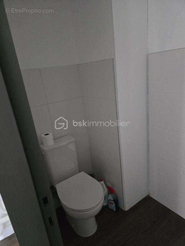 Immeuble de bureaux sur 3 niveaux avec appartement indépendant, opportunité d'investissement rare - photo 24