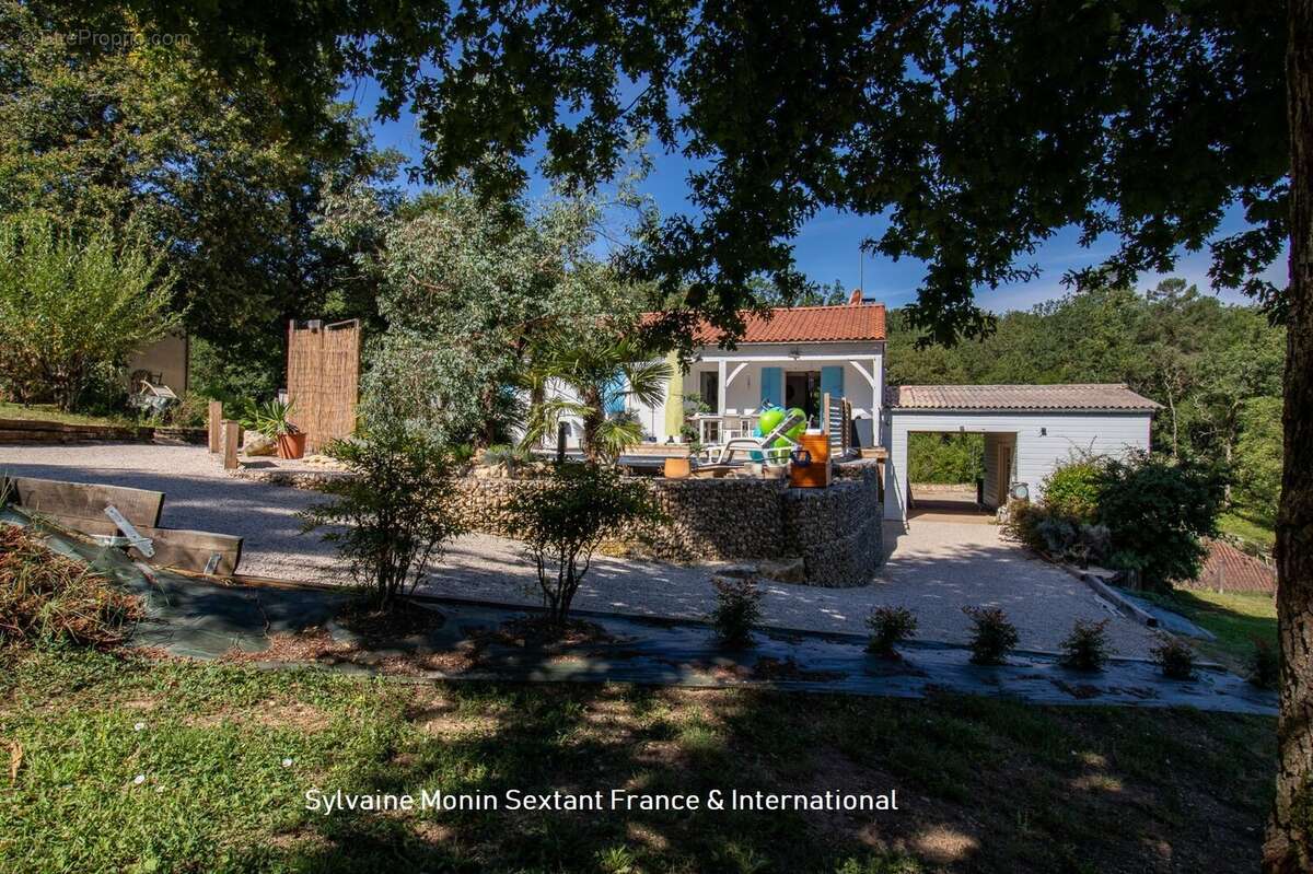 Maison rénovée tout confort avec logement indépendant, terrain clos et espace piscine - photo 4