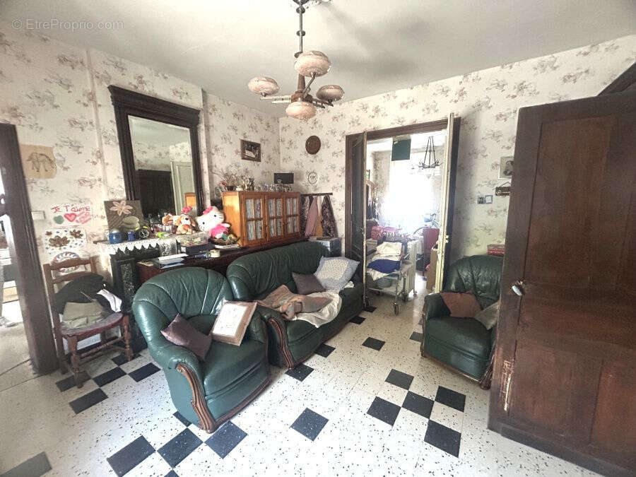 Maison de style bourgeoise, individuelle à rénover, développant 200m2 et bâtie sur 864m2 ! - photo 5
