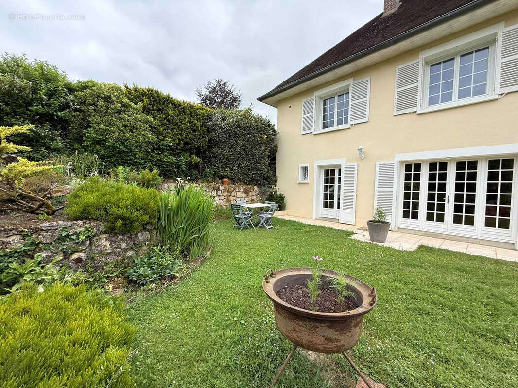 Authentique maison en pierre avec 4 chambres, dépendances et terrain de 2 207 m2 - photo 2