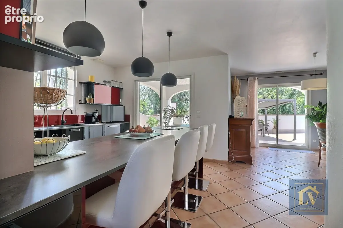 A vendre villa provençale avec garage et dépendance, grand jardin et piscine - photo 11