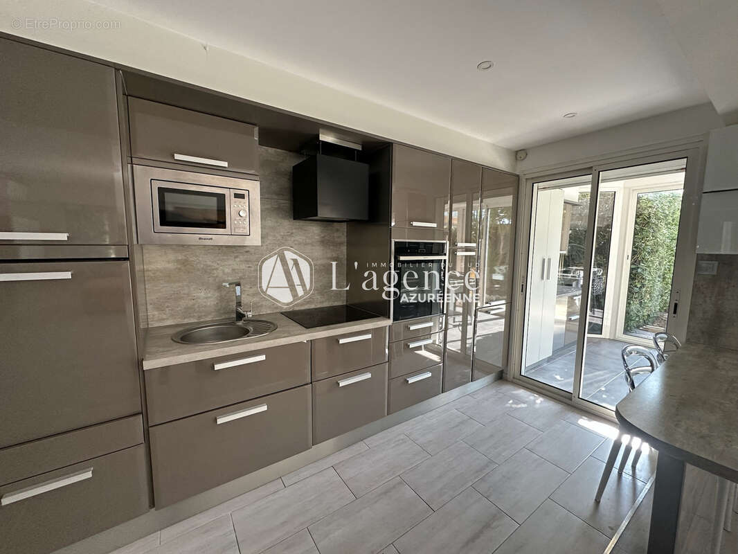 Appartement à SAINT-LAURENT-DU-VAR