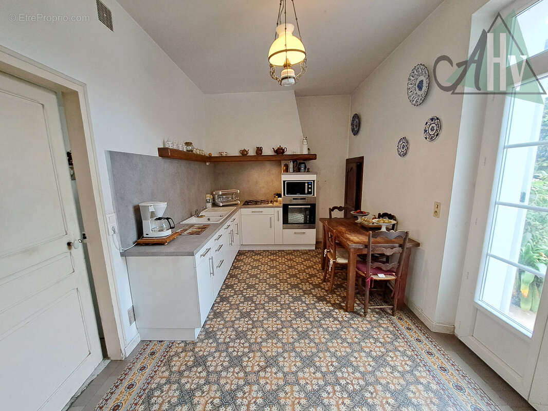 Exclusivité - Villeneuve la Guyard - Viager occupé - Maison de 146 m2 avec 3 chambres et beau jardin. - photo 6