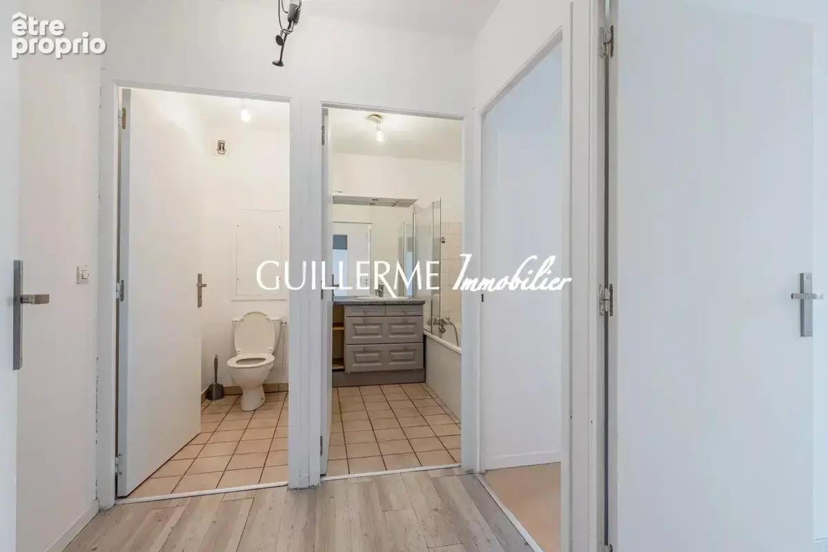 Appartement T3 à Gare de Vaise avec balcon, cave & parking - photo 9