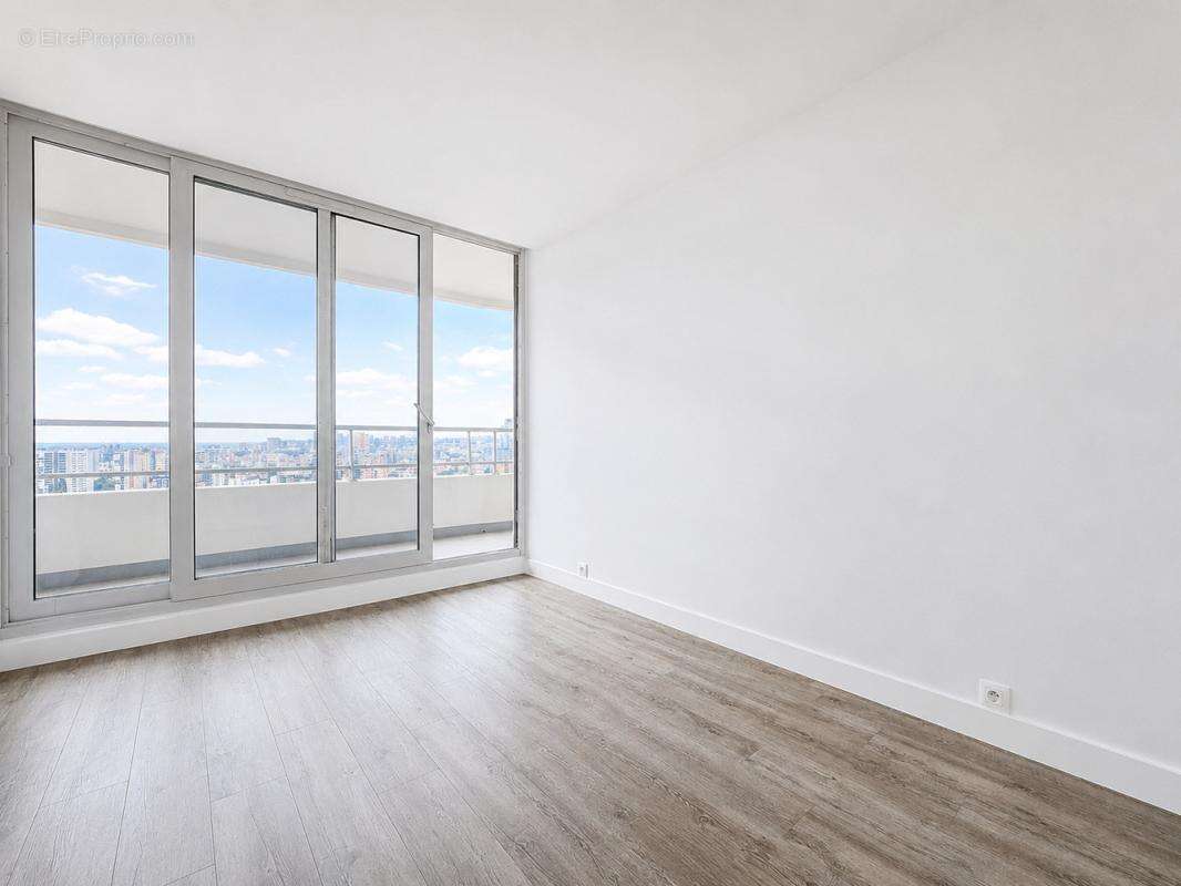 Appartement Rénové avec balcon Vue Panoramique - Quartier Chapelle, Paris - photo 8