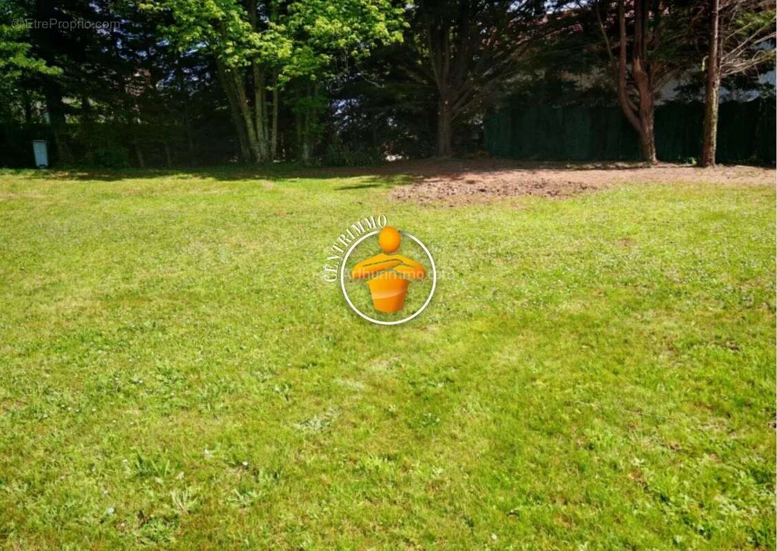 Terrain à SAINT-JEAN-DE-BOURNAY