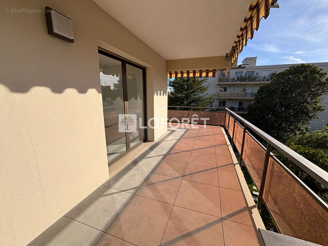 Appartement à SAINT-LAURENT-DU-VAR