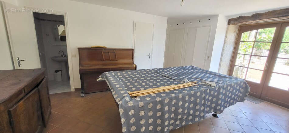 Maison en pierre bénéficiant d'une piscine et d'un panorama champêtre - photo 11