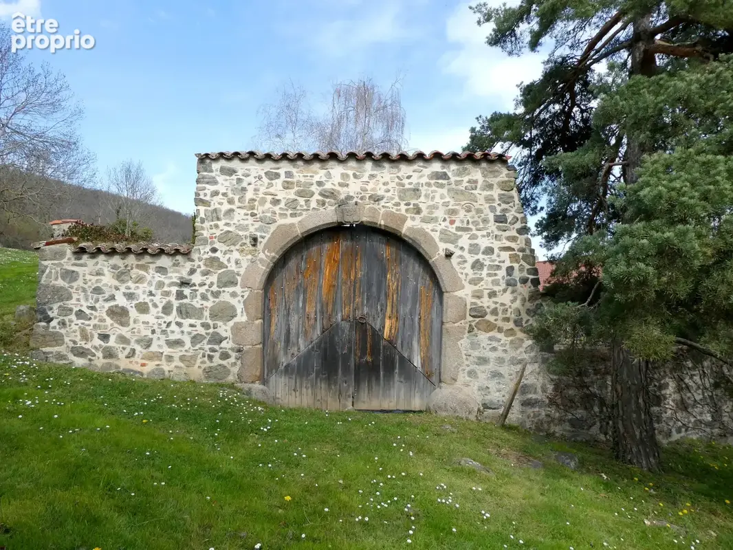 Un cachet et une situation hors du commun pour cette magnifique ferme des Monts du Lyonnais. - photo 26
