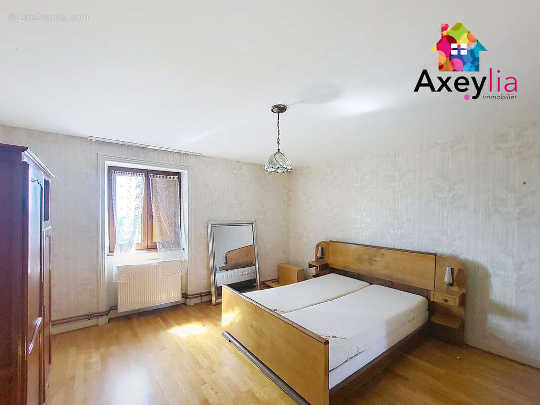 A vendre - st hilaire sous charlieu - maison a renover, 7 chambres, terrain et dependances - photo 9