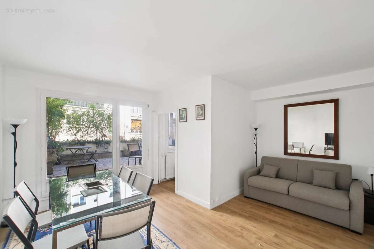 Appartement à PARIS-16E