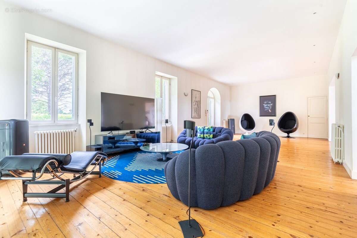 Maison 600 m² à Yvrac  - photo 6