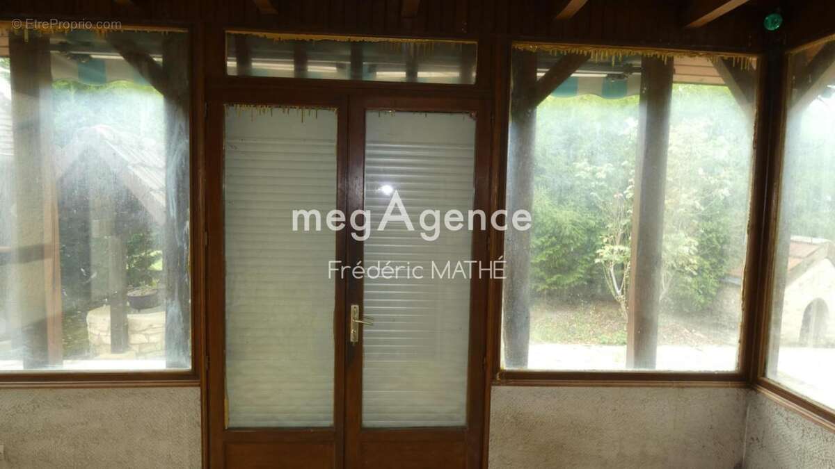 Maison de plain-pied avec dépendances et jardin - photo 9