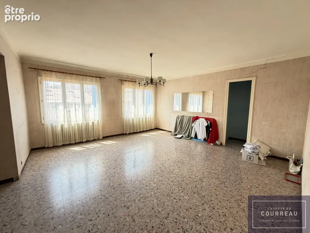 POMEROLS -Maison de Village de 143m2 avec un grand garage- - photo 8