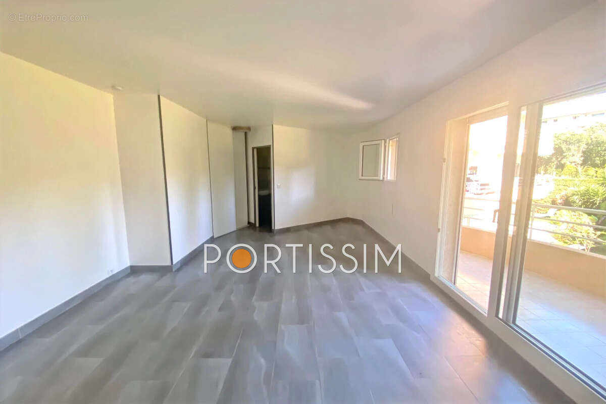 Appartement à SAINT-LAURENT-DU-VAR