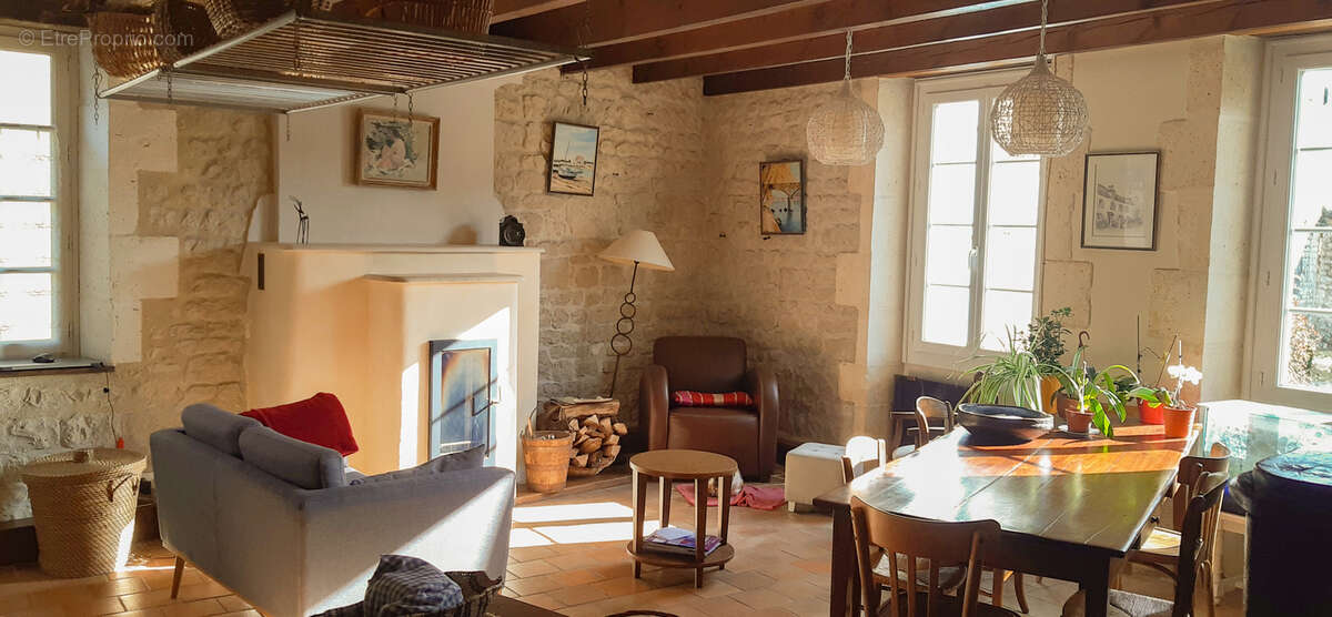 Maison à MONTIGNAC-CHARENTE