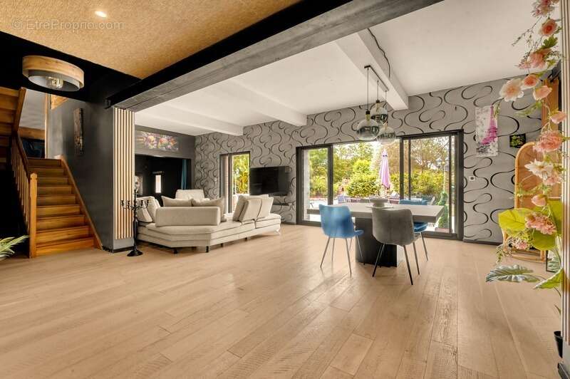 LAGRÂCE-DIEU – Charmante toulousaine familiale de 215 m² avec piscine sur un terrain de 1 500 m² - photo 4