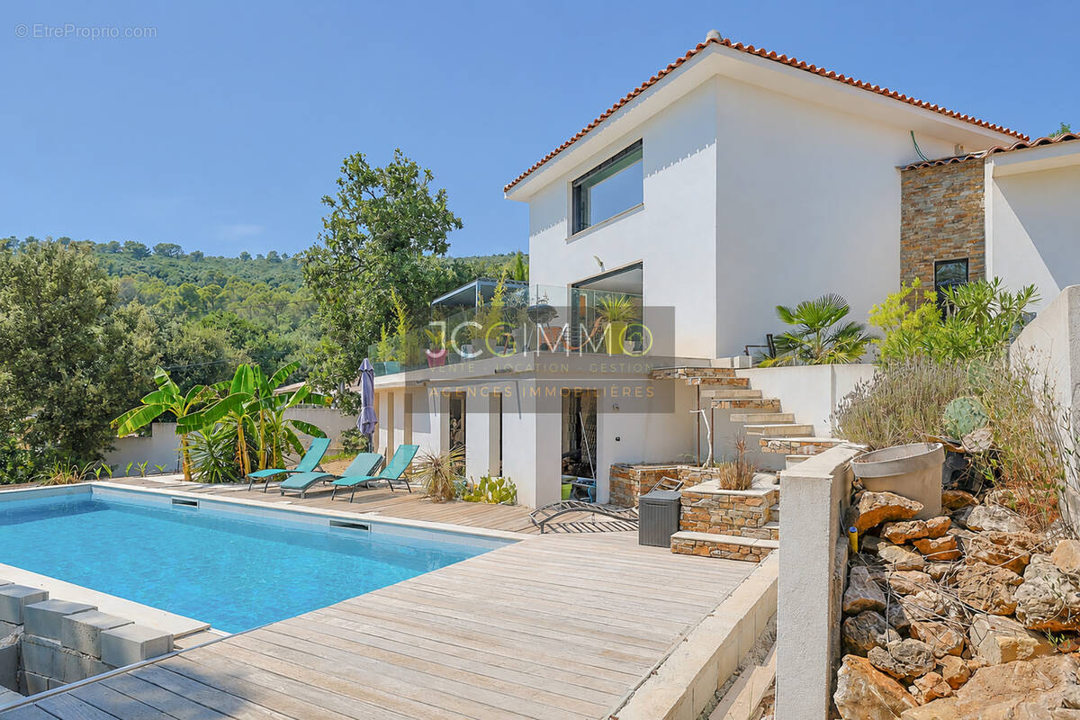 Villa contemporaine T5 de 150m2 habitables avec vue dominante, garage et piscine ! - photo 1