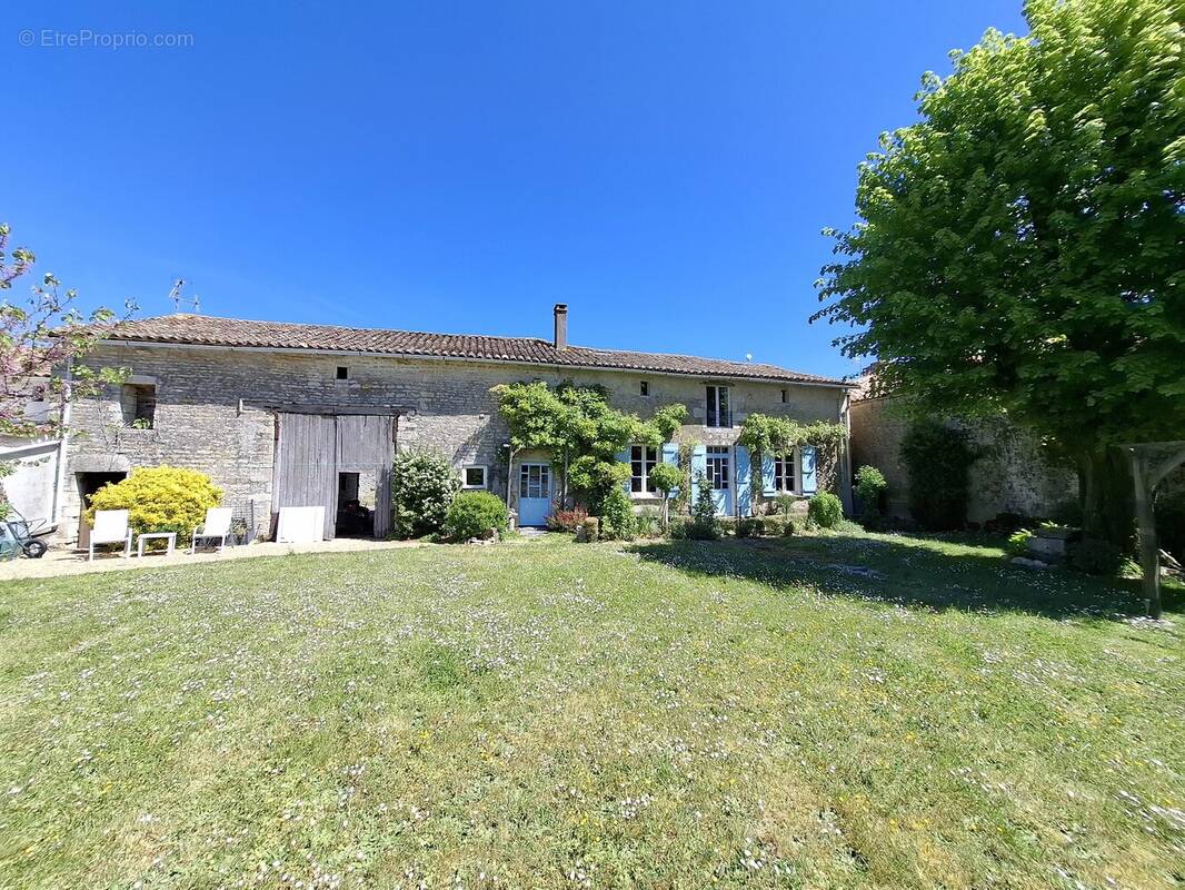 Maison à CHEF-BOUTONNE