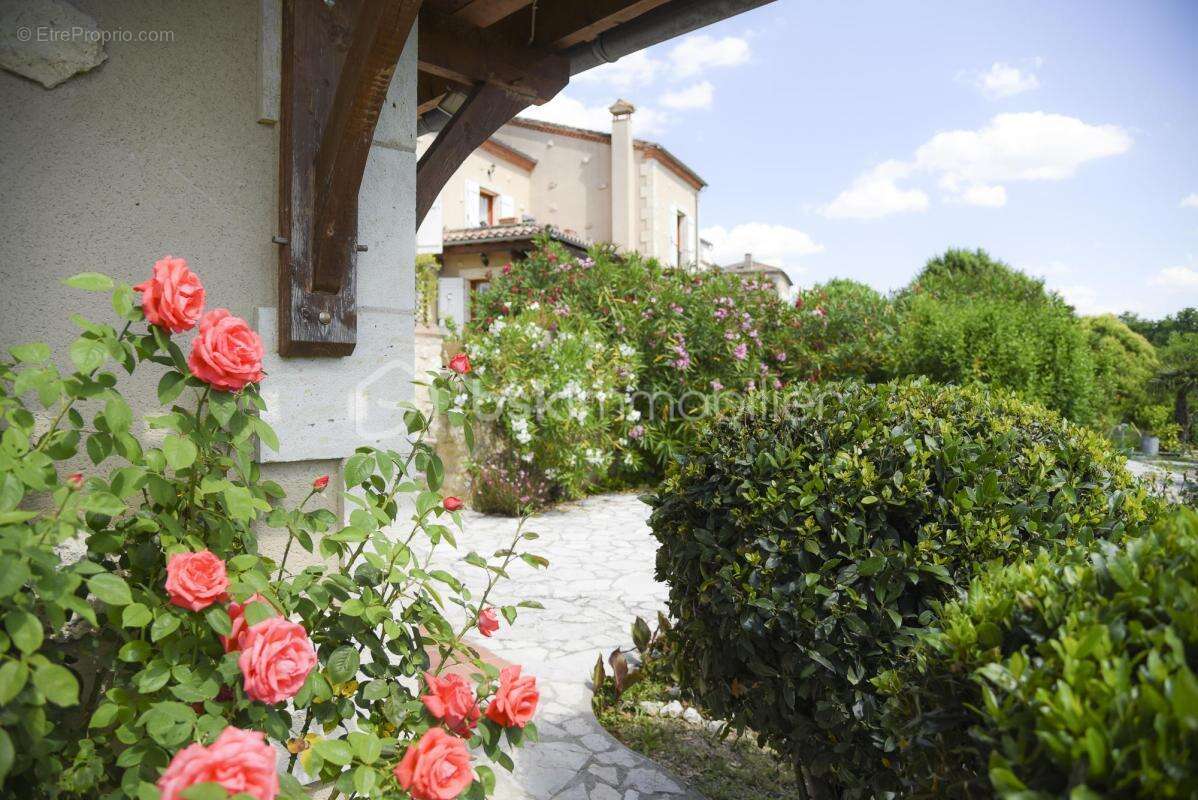 Ensemble immobilier de caractère en pierres 490m² avec activité locative rentable - photo 12
