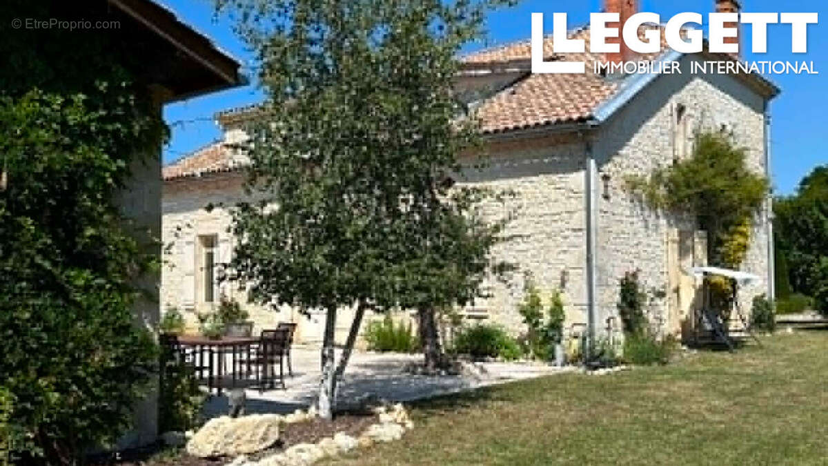 Propriété alliant élégance et potentiel 
7 pièces 271 m²
Jardin 4400 m²
Dépendances 500 m² 
Gîte
Piscine - photo 3