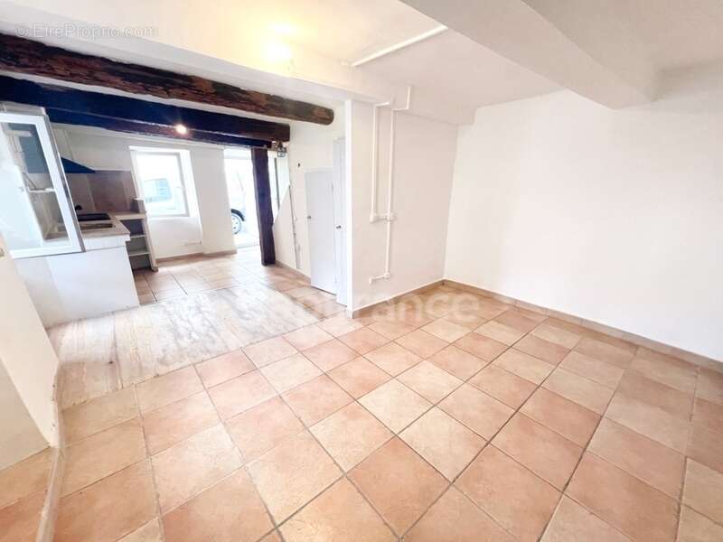 Maison de village lumineuse 2 chambres avec cave aménageable à Revest-du-Bion (04) proche Banon – Idéal investissement locatif - photo 2