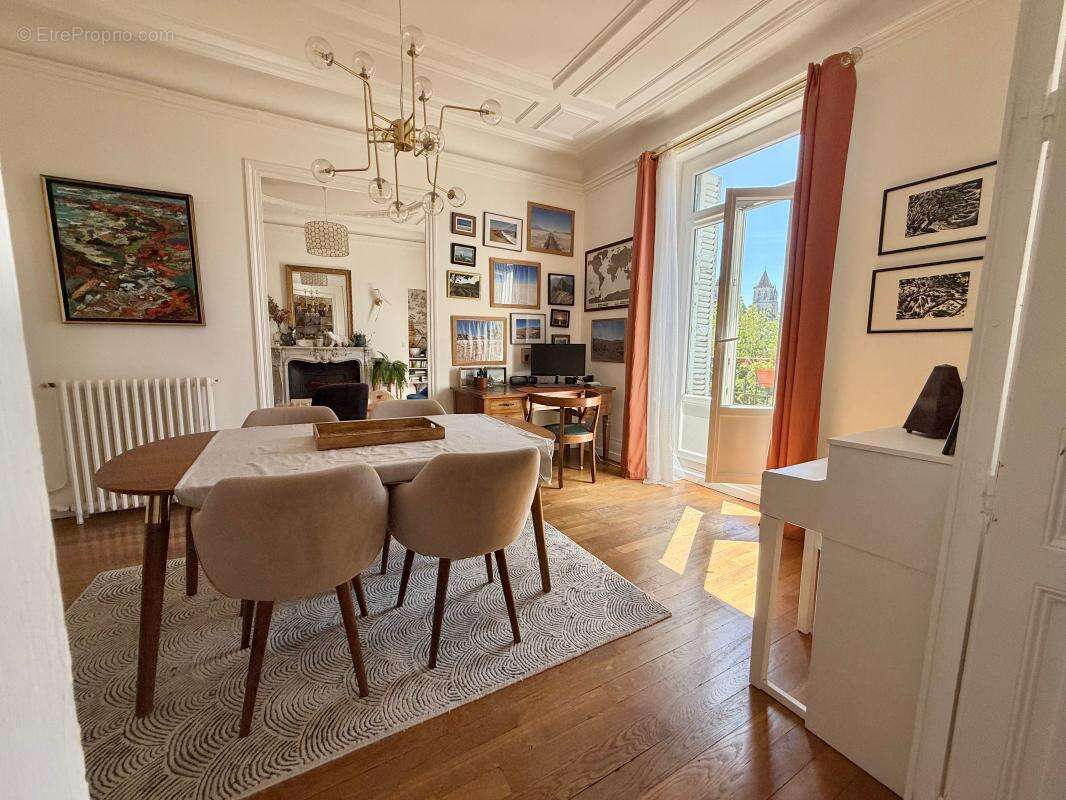 Appartement ancien T 4 - 89 m²- centre-ville - 2 chambres- Balcons, Cave - photo 10