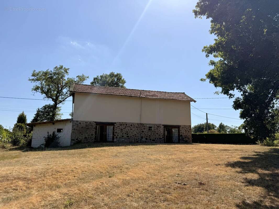 Maison individuelle de deux chambres nécessitant des rénovations près du centre de Saint-Junien - photo 15