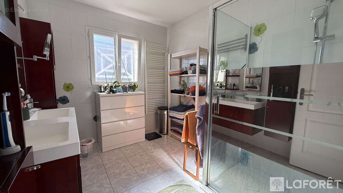 SAINTES ? Plain-pied récent de 156 m² avec 3 chambres, bureau et terrain de 1 200 m² - photo 9