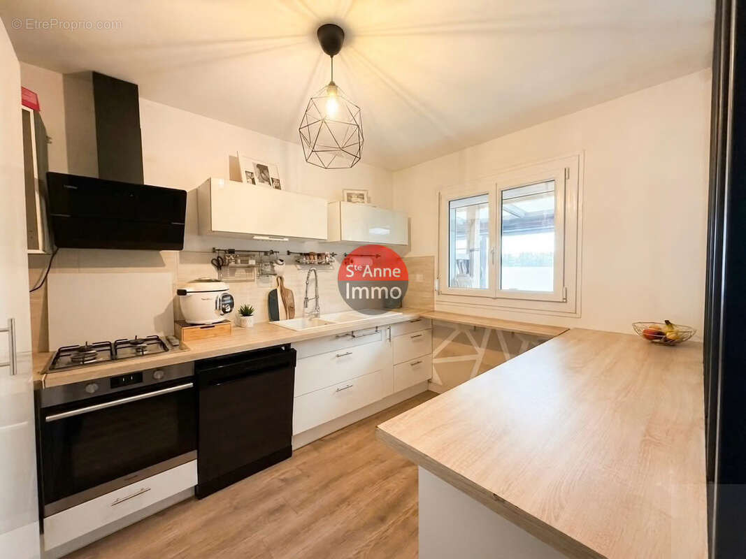 Guerbigny - 140m2 - maison individuelle - 4 chambres - 2 salle de bains - jardin - cour - terrasses - photo 6