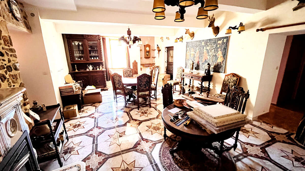 Maison à MONTOULIERS