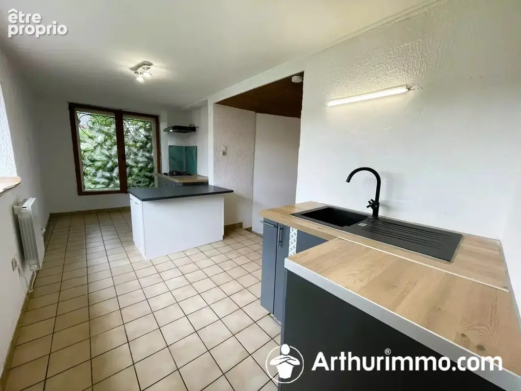 Petite copropriété, entrée indépendante, rez de chaussée, village recherché - photo 3