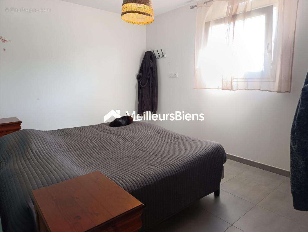 Maison récente de plain pied  - 868m² de jardin paysager - Garage - Carport - photo 8