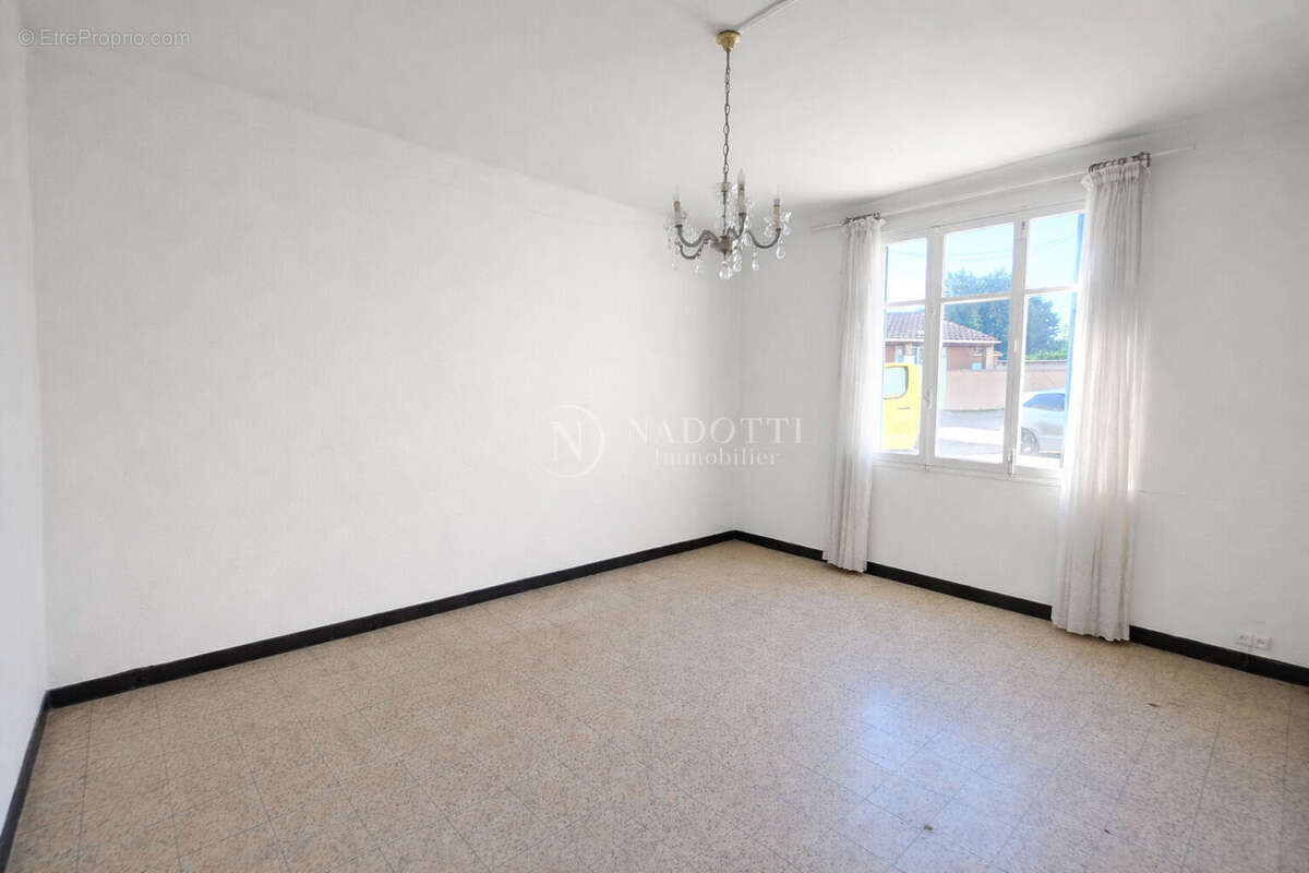 Cabannes, Maison de ville avec petite terrasse privative ( fenêtres, Peinture, Electricité refaite) - photo 2