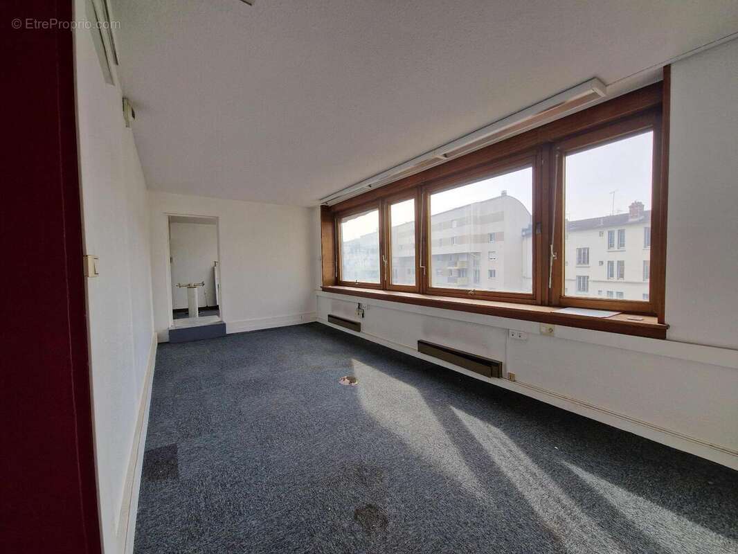   - Commerce à LYON-7E