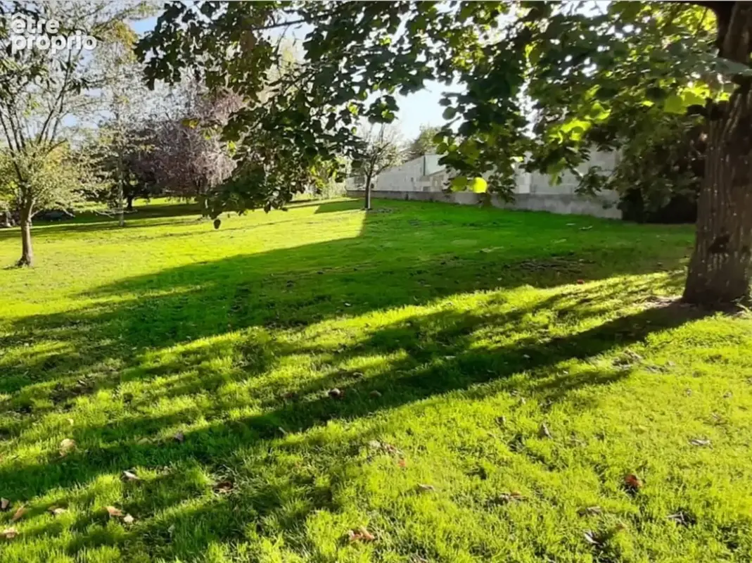 Terrain constructible de 1389 m² - Hors lotissement - photo 2