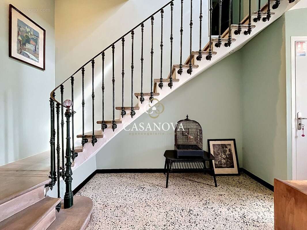 Hôtel à vendre avec 12 suites, un appartement, une piscine et potentiel restauration ou gîtes près de Pézenas - photo 6