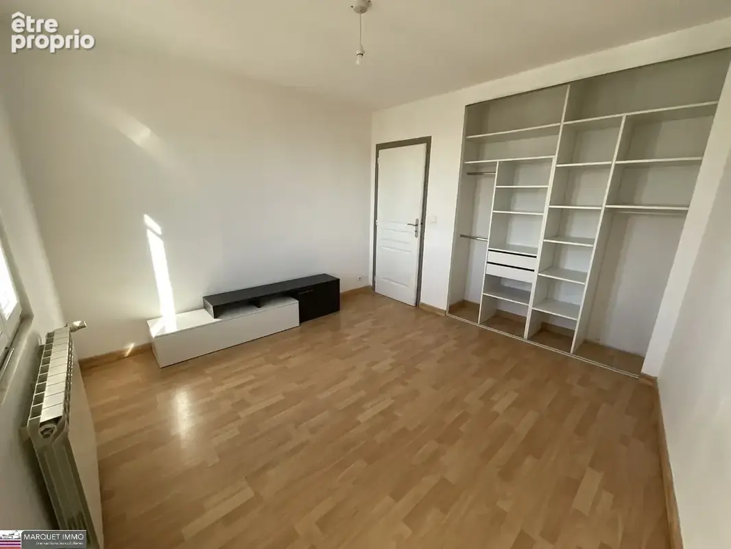 Villa T5 de 110 m²  vous invite à poser vos valises dans un cadre alliant charme et fonctionnalité sur 145 m² de terrain clos et - photo 9