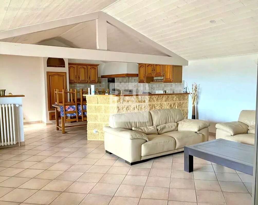 Appartement à LAUDUN-L'ARDOISE