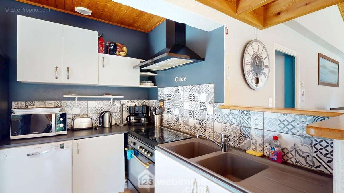 Cuisine traditionnelle attenante à la salle à manger - Maison à JARD-SUR-MER