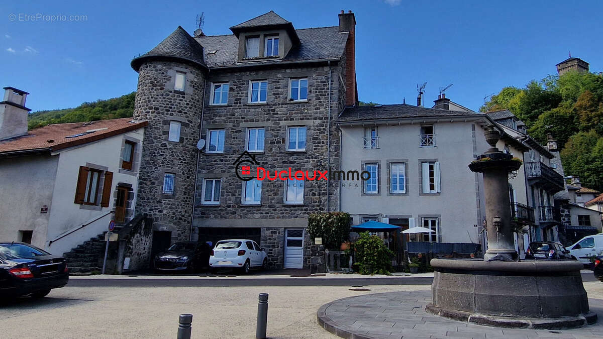 Appartement à POLMINHAC