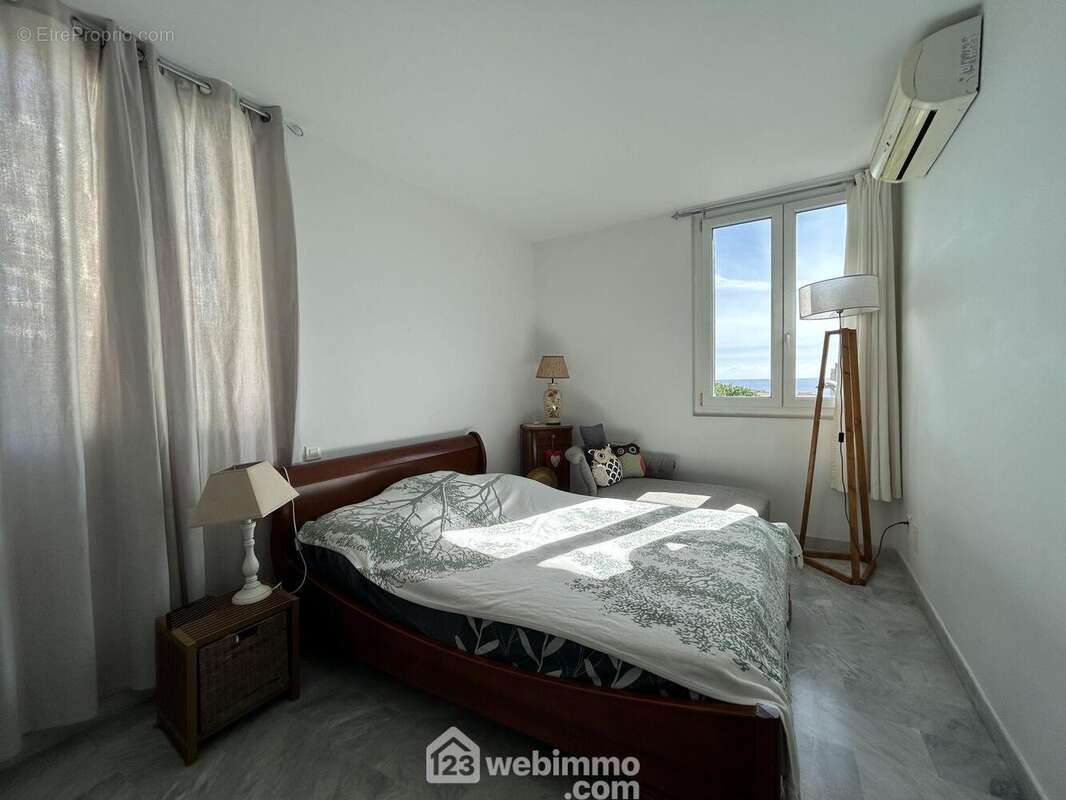 Chambre n°2 de 11,50 m2 - Appartement à BASTIA