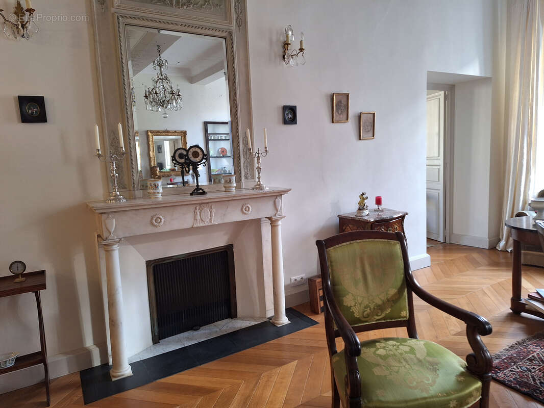 F4 de 167m2 place Foch - photo 4