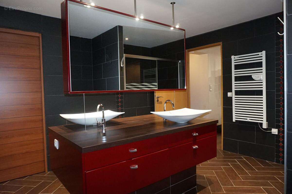 Appartement à LE CHAMBON-FEUGEROLLES