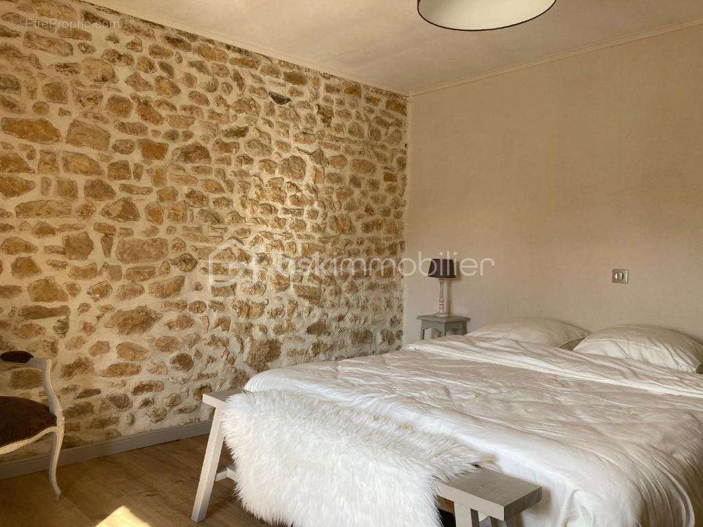 Maison à LUSSAS-ET-NONTRONNEAU