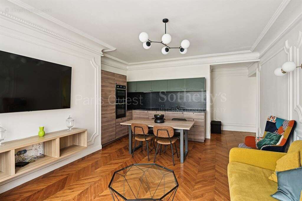 Appartement à PARIS-16E