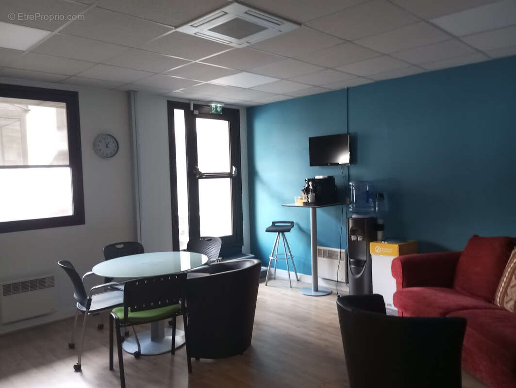 A VENDRE - LIMOGES Centre-ville - Bureaux 242 m² normes PMR en parfait état + 2 places de parking - photo 2